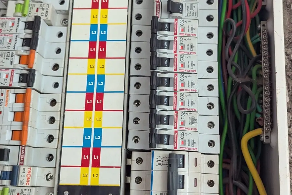 Cuadro eléctrico moderno con automáticos, diferenciales y cableado ordenado