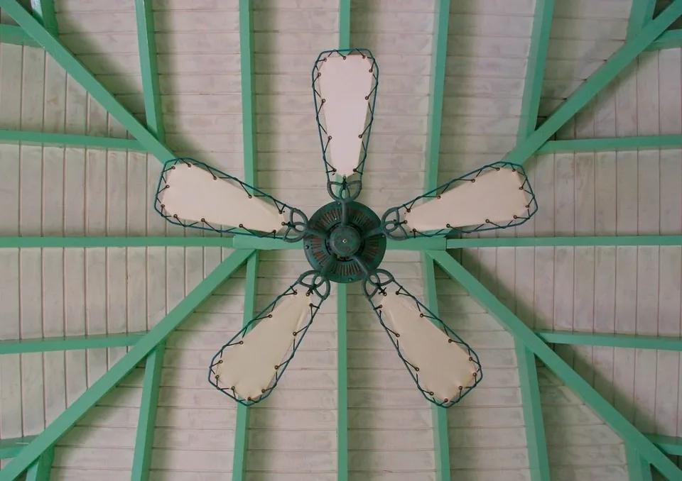 Ventilador de techo de madera visto desde abajo