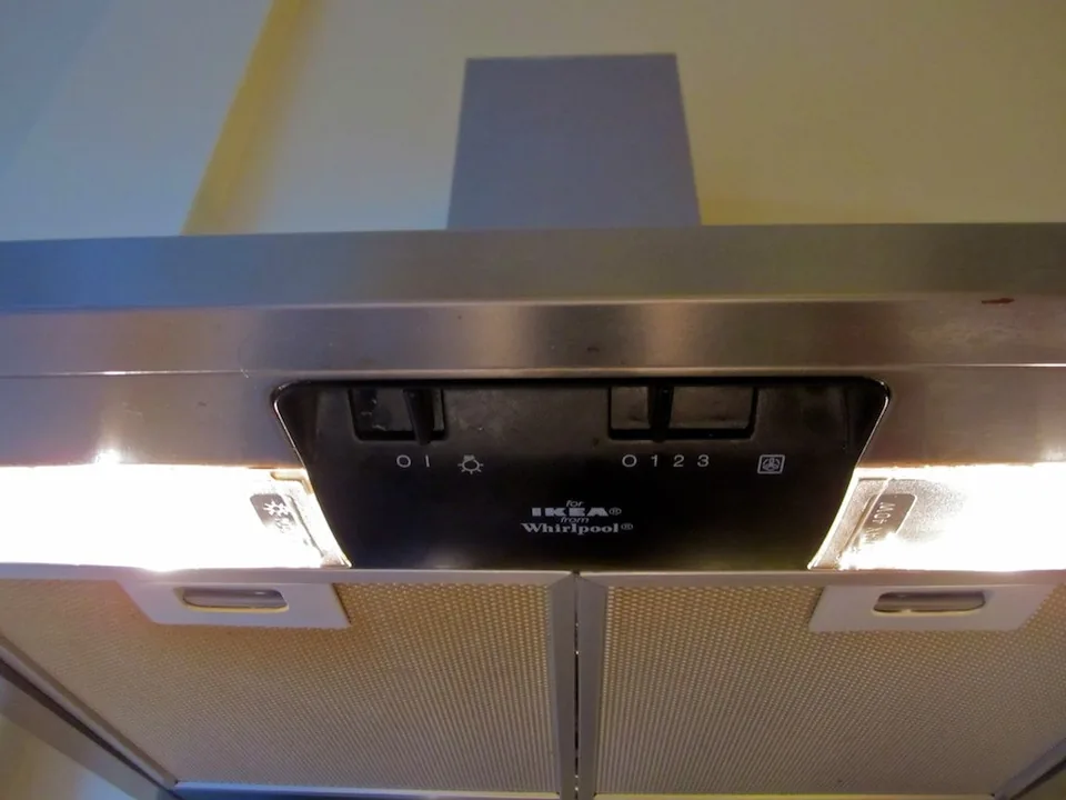 Parte inferior de una campana extractora con sus filtros y luces