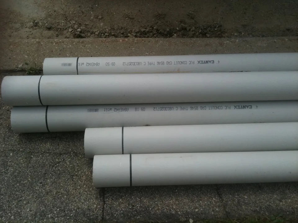 Tubos de PVC para canalización eléctrica apilados