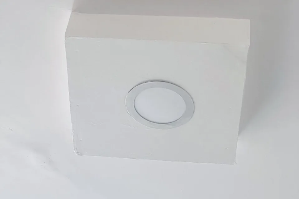 Foco LED empotrado en un techo blanco
