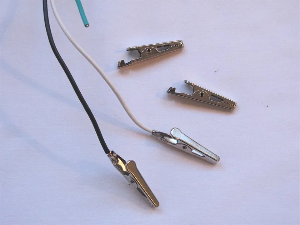 Cables de prueba con pinzas de cocodrilo sobre fondo blanco