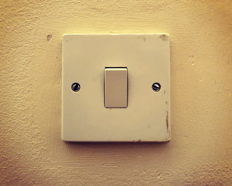 Interruptor de luz en la pared de una vivienda