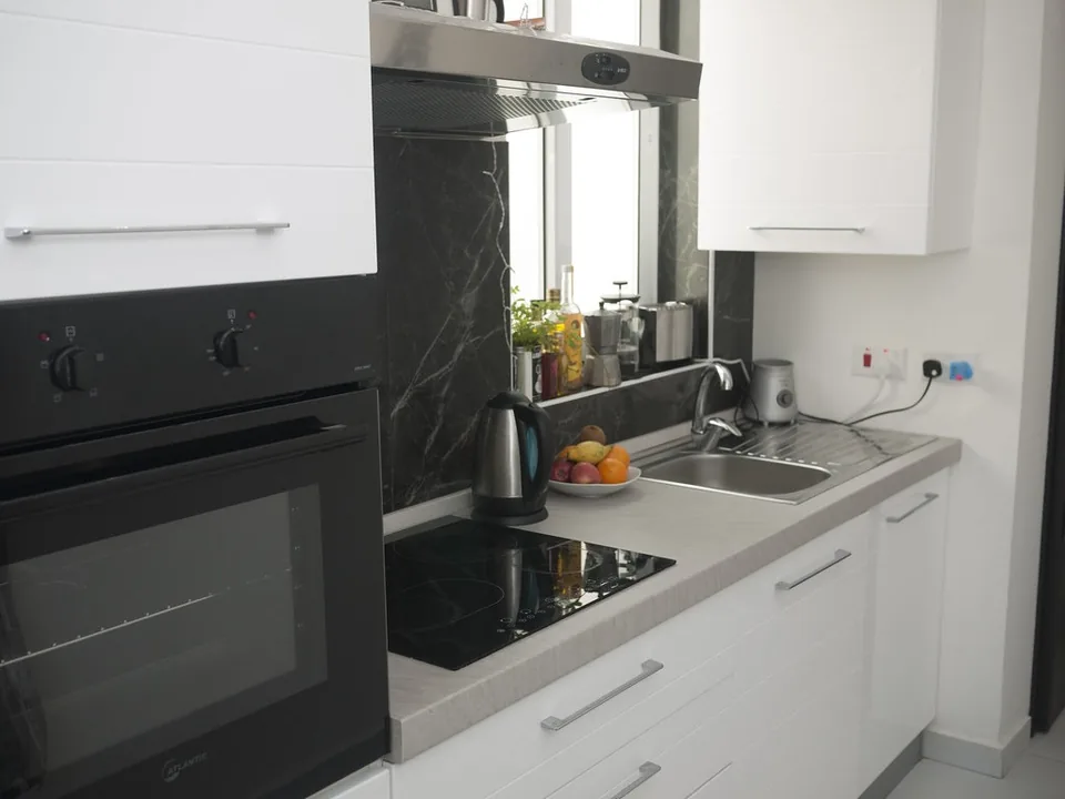 Cocina con placa de inducción y horno integrados