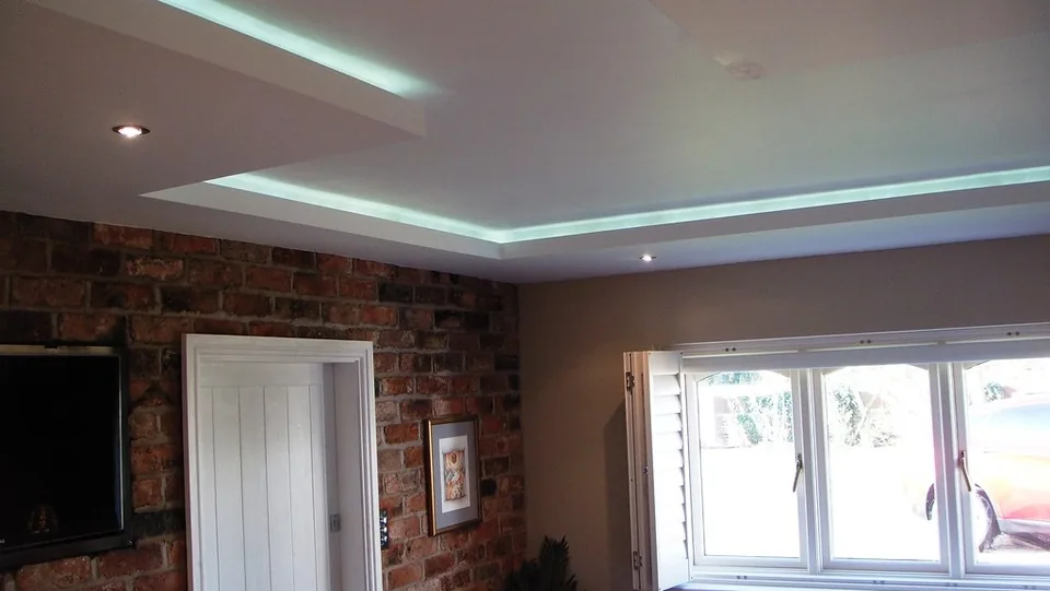 Techo de una vivienda con iluminación LED indirecta y focos empotrados