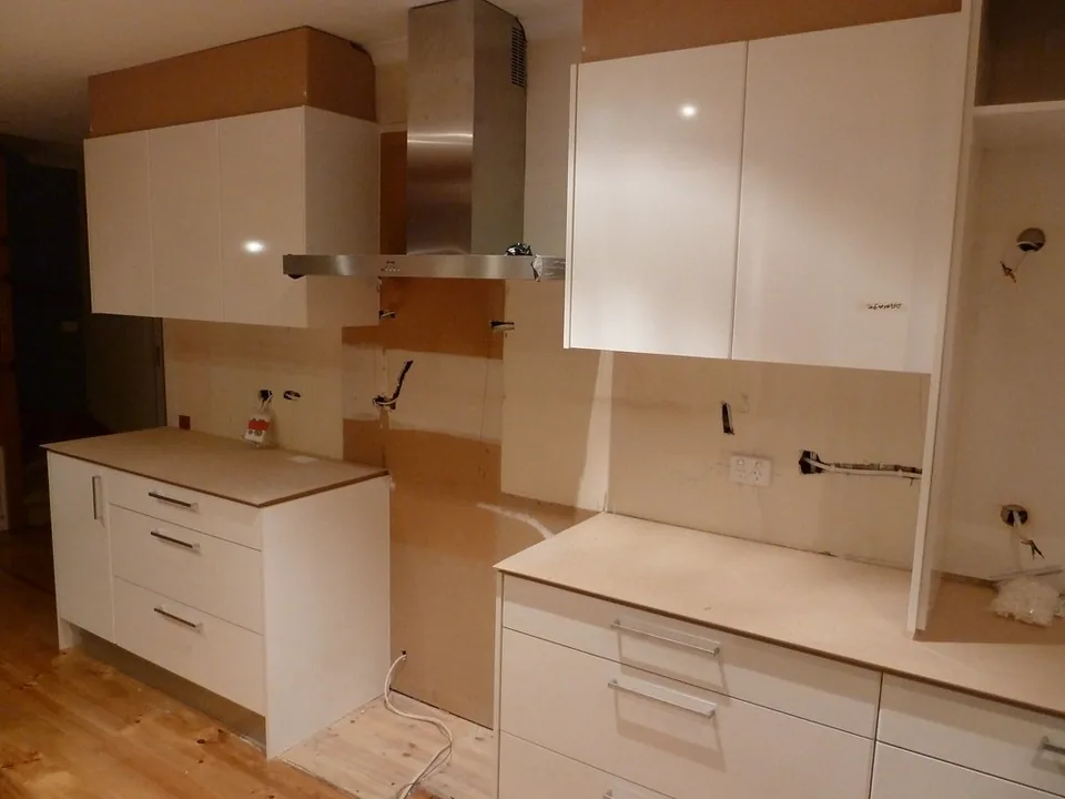 Campana extractora recién instalada en una cocina en obras