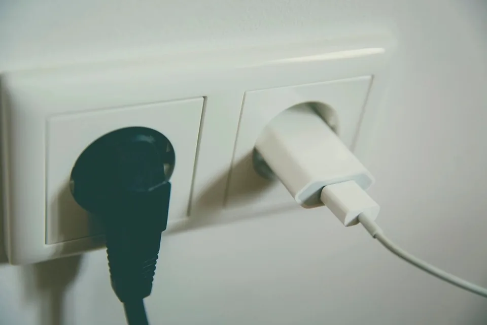 Enchufe doble de pared con dos clavijas conectadas