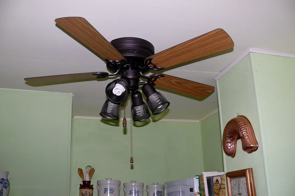 Ventilador de techo con luz instalado en una cocina
