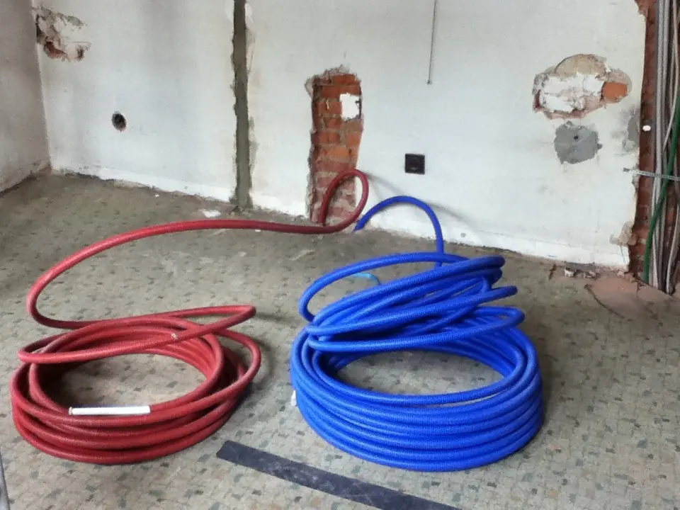 Tubo corrugado preparado para la instalación eléctrica en una vivienda en obras