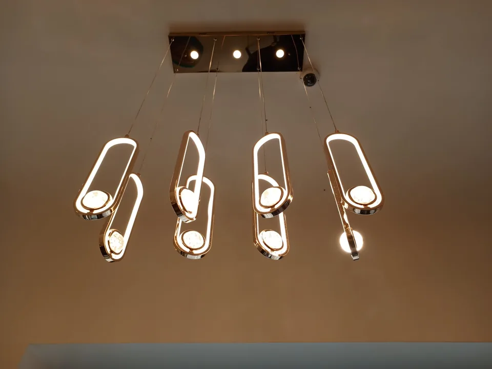 Lámparas LED colgantes encendidas en el techo de una vivienda